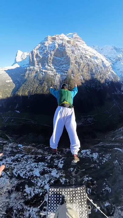 2-ways in Lauterbrunnen 🇨🇭#basejump #mountains #adrenaline #winter #snow #switzerland #flying