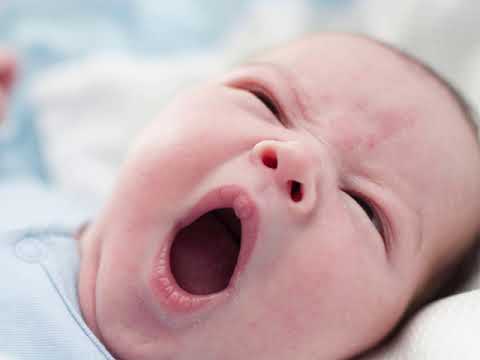 Video: Může novorozené dítě spát v postýlce?