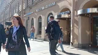 Walking from Vosstaniya Square to Vladimirsky Prospekt in St. Petersburg.