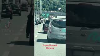 Follia in autostrada, fa flessioni sul tetto della macchina sul Ponte San Giorgio screenshot 5
