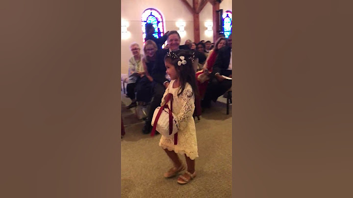 Flower Girl Forgets That She Is Supposed to Throw Flowers at Wedding - 1361357