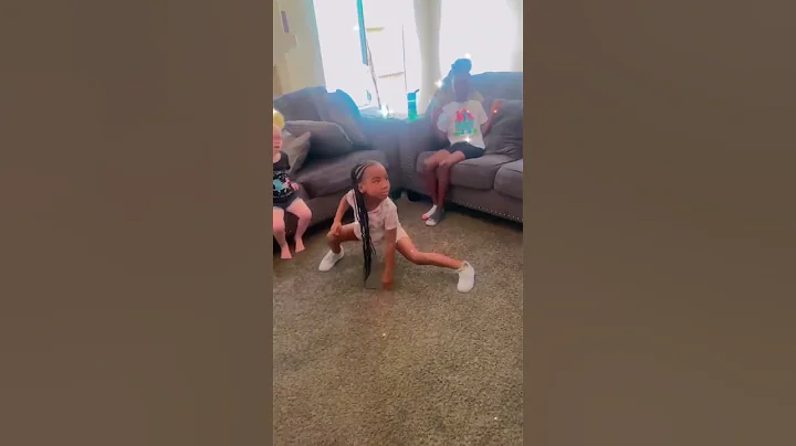 OMG 😲 DID SHE JUST PUT UP THE MIDDLE FINGER 🤔⁉️ #tommytheclown #tsquad