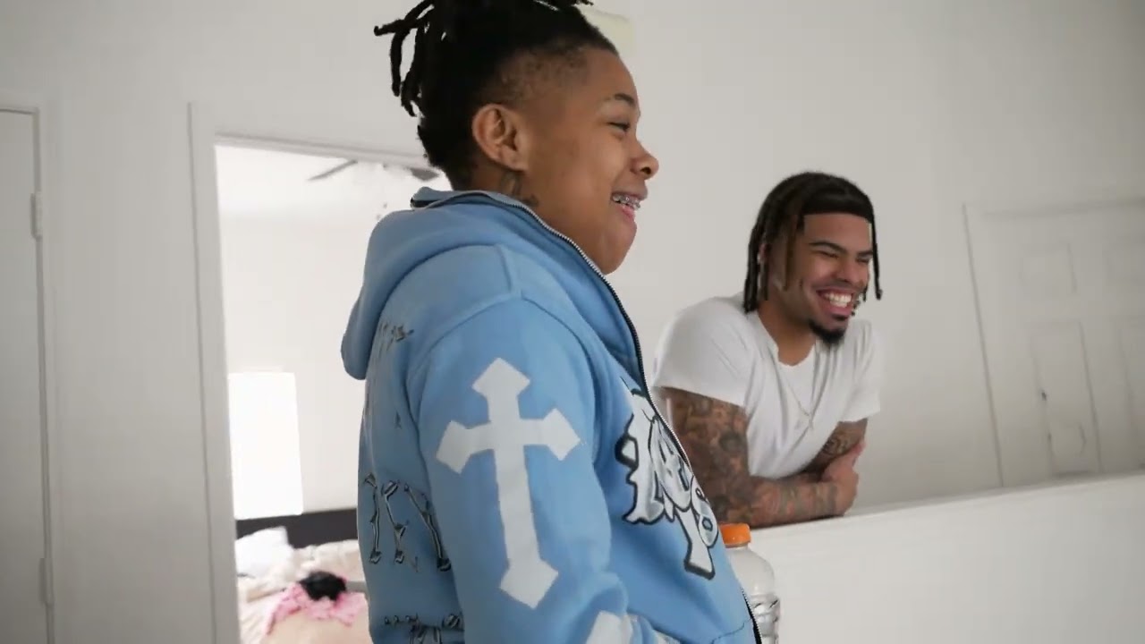 Кью пишет сообщение другой девушке прямо в лицо Ките. Она столкнулась с ним лицом к лицу.