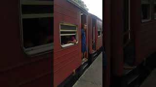 Общественный транспорт Шри-Ланки: поезд прибыл с опозданием🚂🌅