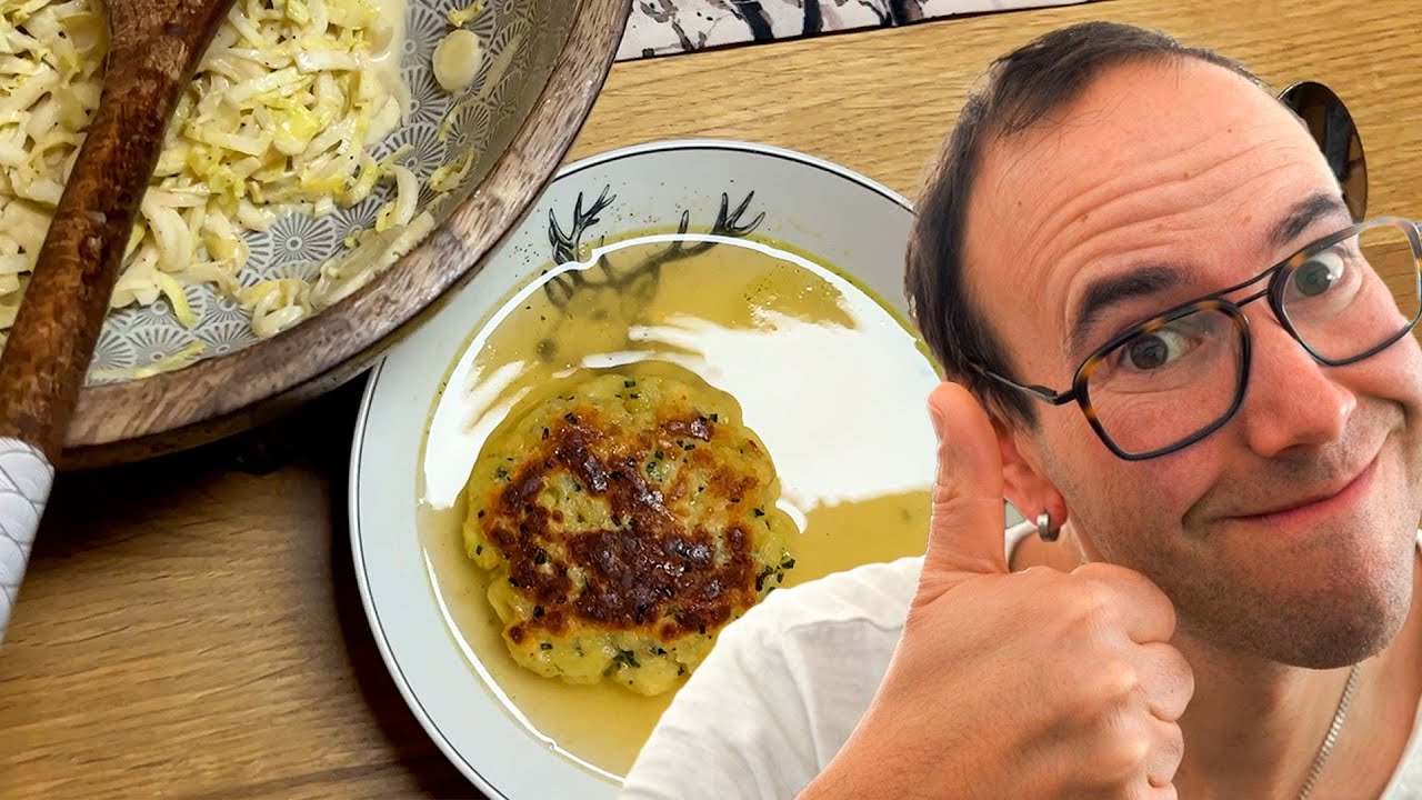 Kaspressknödel in der Suppe mit Salat