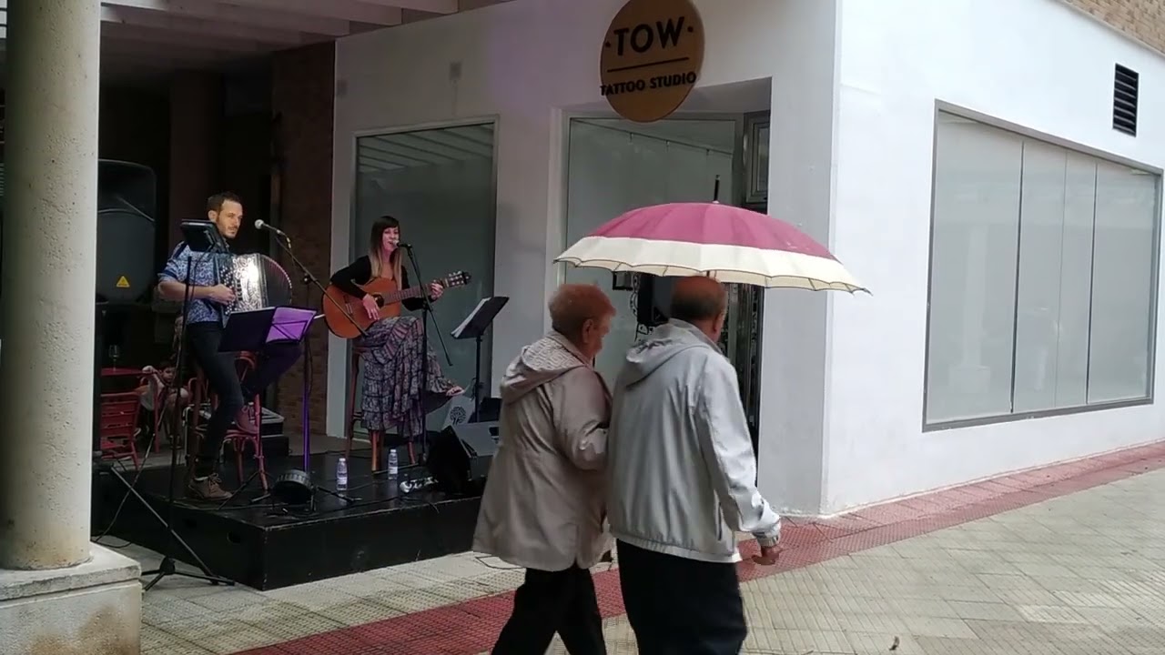 Jotas Marta Peruga y Alejandro Ruiz hoy día 21-9-2023 en plaza Santa Juliana.