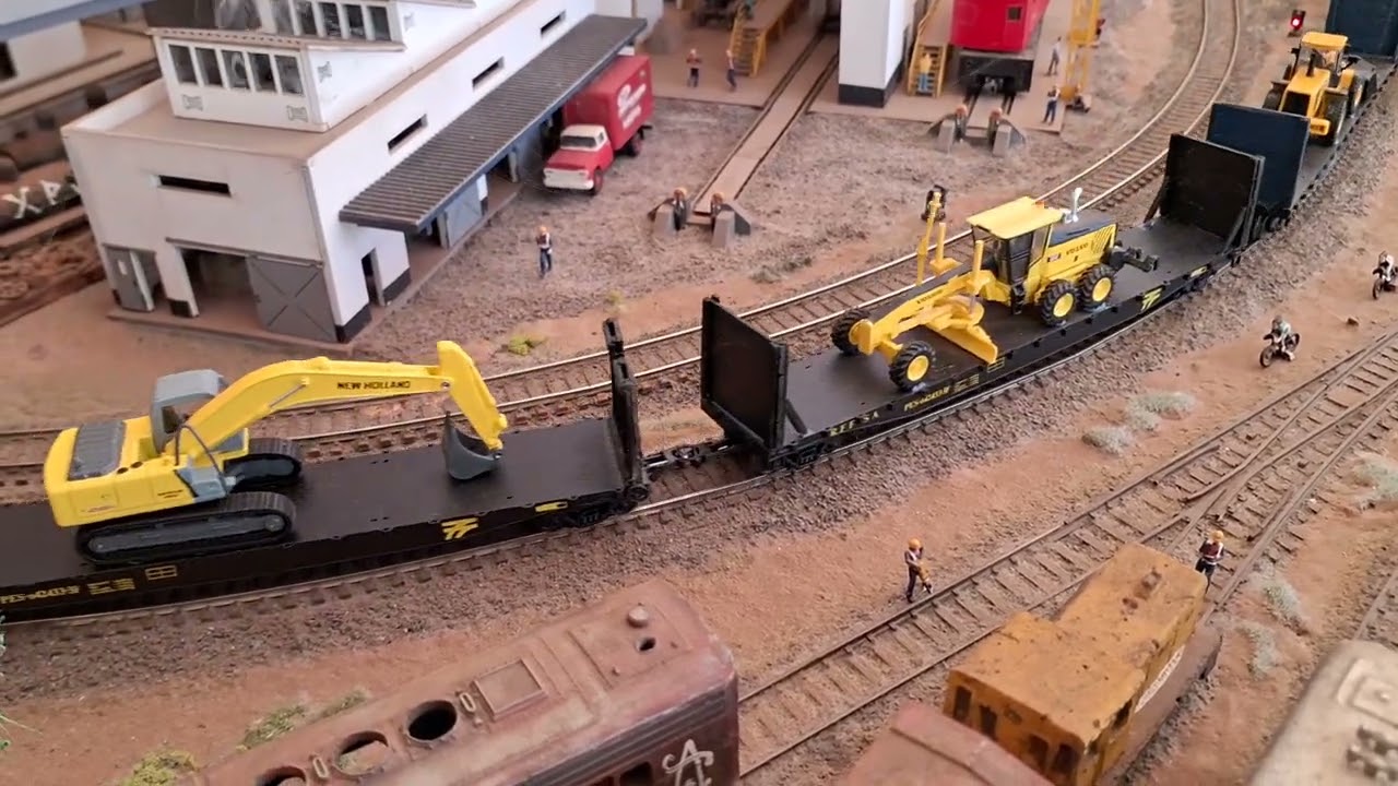 Composição com carga diversas rodando na maquete do Felipão