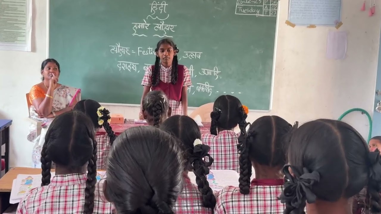 7th class girl 😊Lesson explanation 👍👏