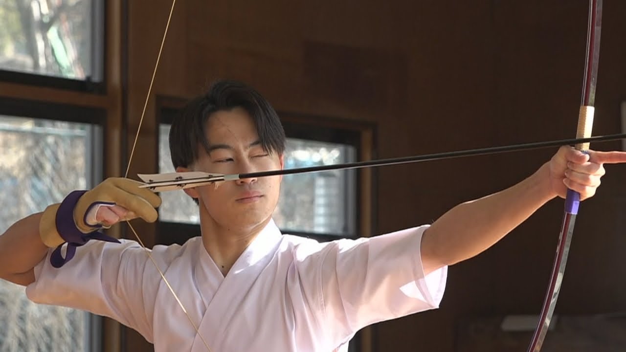 新年迎えた高校生が「射初め」 決意のこもった矢放つ 岡山・新見市