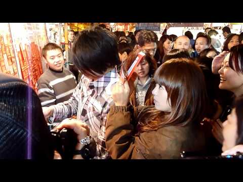 20110122 丁噹 迪化街年貨大街簽唱會 06 花絮.MTS