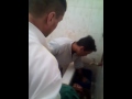 Cabecillas de la cárcel obligan a lavar a otro preso