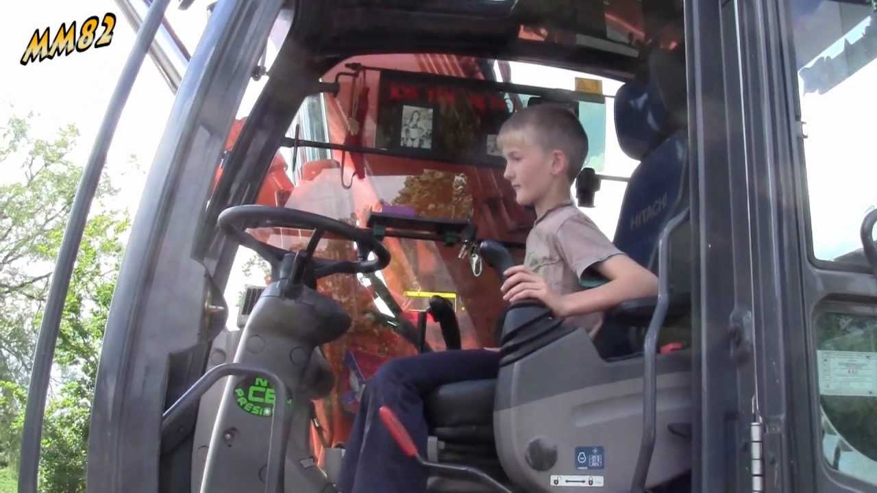 Duco controls an excavator and destroys stuff