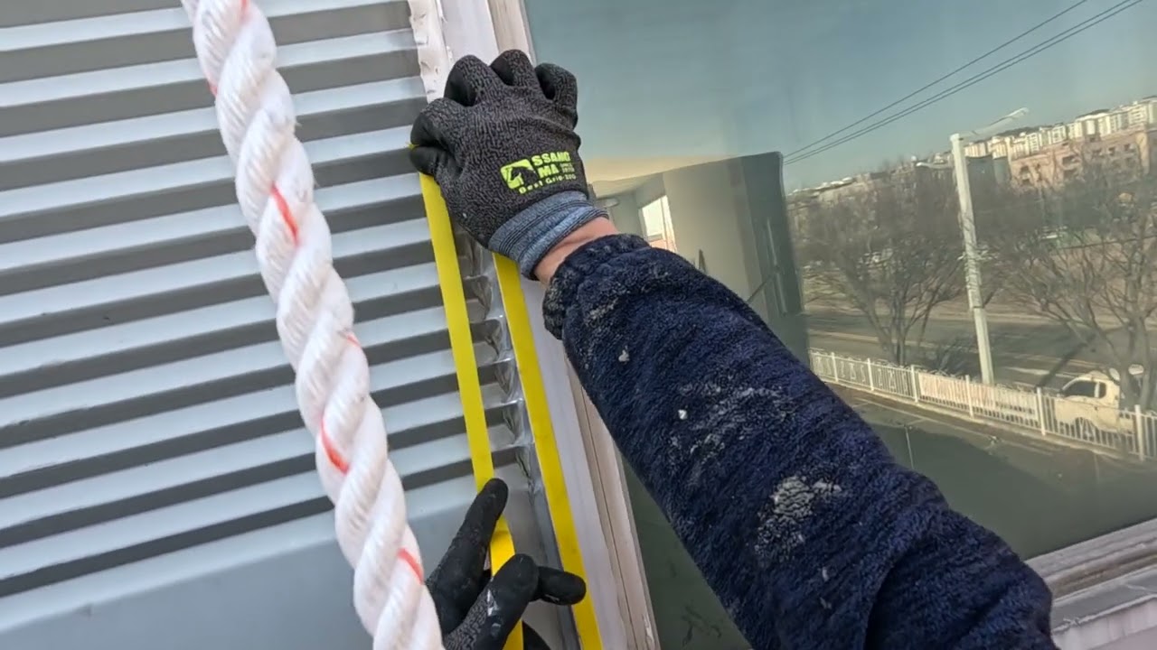 공장부지 창틀 실리콘 보수중입니다. 묶을곳이 불안해서 스카이에 묶어서 타고있네요 #공장보수 #실리콘 #창틀실리콘보수 #파주 #로프공 #로프작업 #외벽방수 #외벽누수 #외벽 