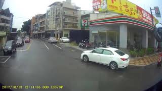 機車天雨路滑搶快闖黃燈