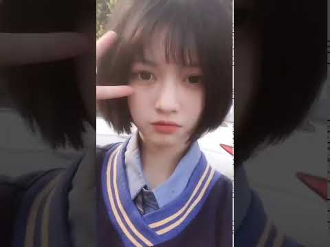 작은 얼굴에 큰 눈을 가진 귀여운 얼굴
