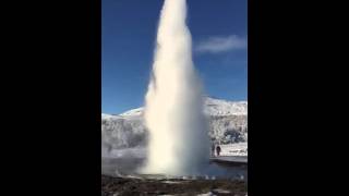 Explosion du geyser Strokkur(Islande) au ralenti