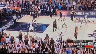 Manu Ginobili tapa sobre James Harden para ganar el partido (Relatos Alvaro Martin)