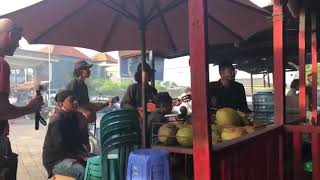 Уличные музыканты на Бали поют песню Цоя