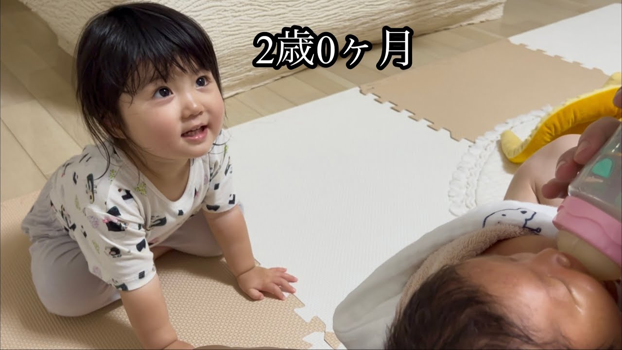 新生児にビビりながらもミルク飲みを盛大に応援する2歳/A 2-year-old sings a cheer song to a newborn baby