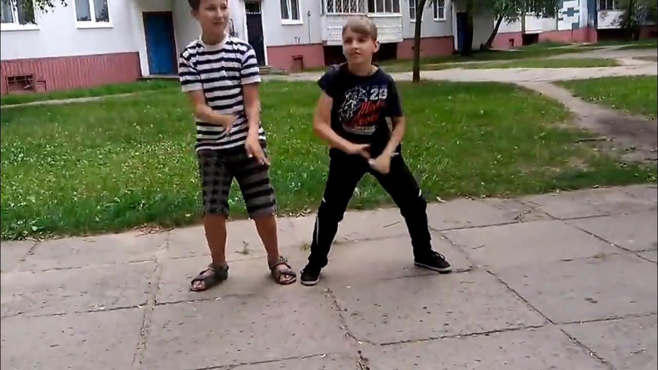 Парни танцуют шаффл. 2 пацана танцуют тектоник. Хардбас адидас. Хард басс школа. 4 парня танцуют смешно.