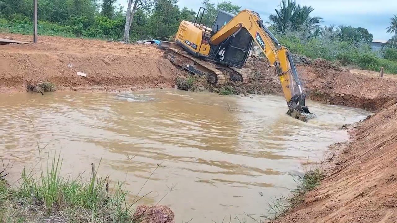 Excavator membuat kolam ikan gurame