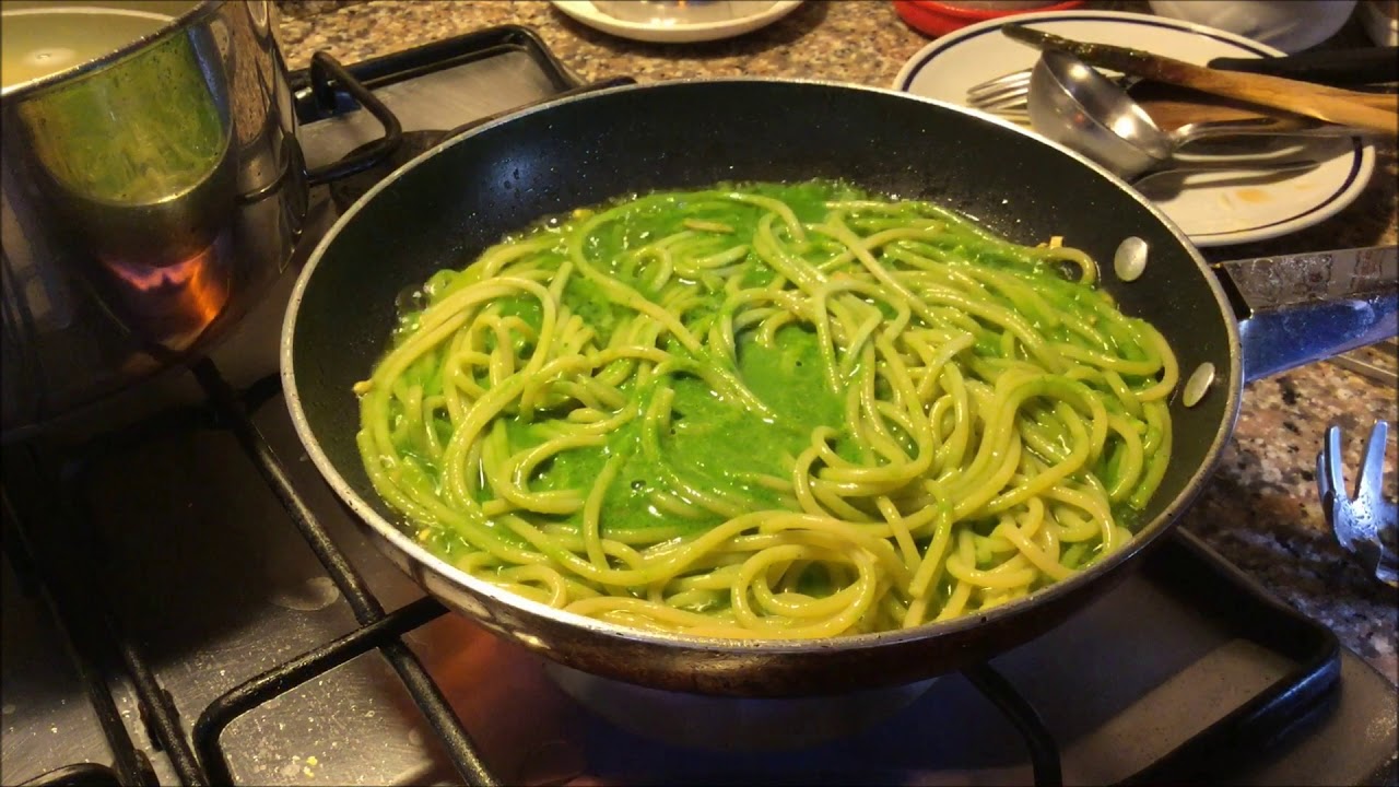 Spaghetti con salsina di rucola e pecorino (la semplicità - Videoricetta n° 969)