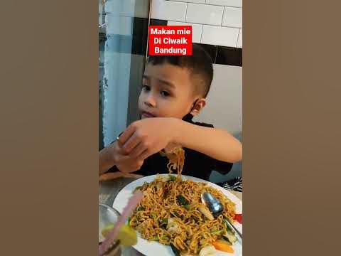 MAKAN MIE DI CIWALK BANDUNG 