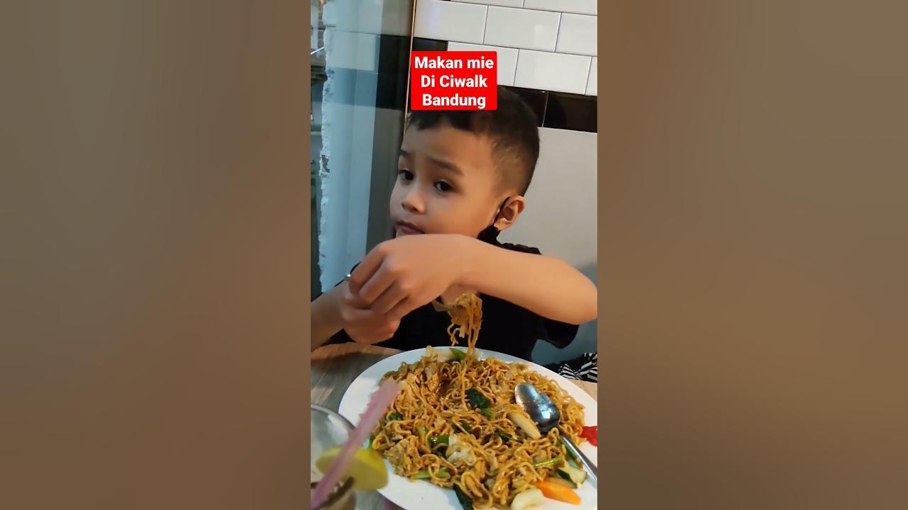MAKAN MIE DI CIWALK BANDUNG 