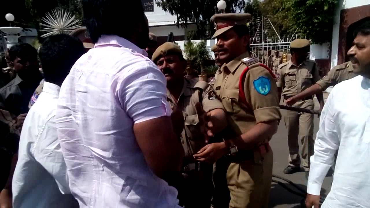 Police Manhandle Krishank while protesting against shifting Telangana Secretariat