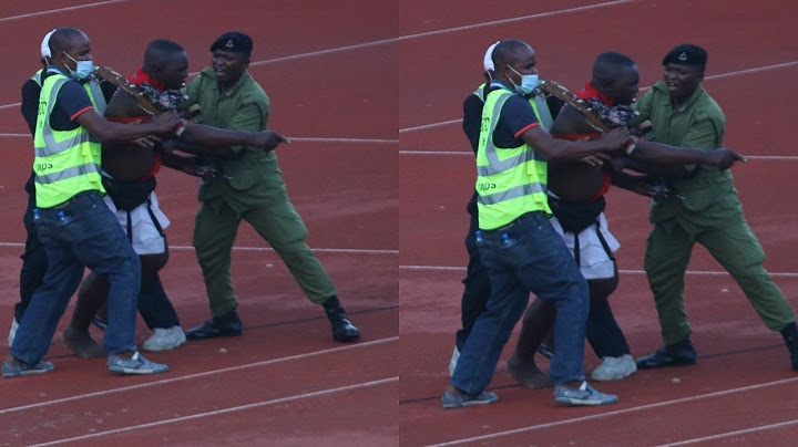 MGANGA AIBUKA na PAKA MWEUSI UWANJANI, POLISI WAPAMBANA KUMTOA, HII kweli WAR IN DAR...