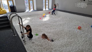 огромный бассейн с шарами, комната с белыми шарами, сухой бассейн