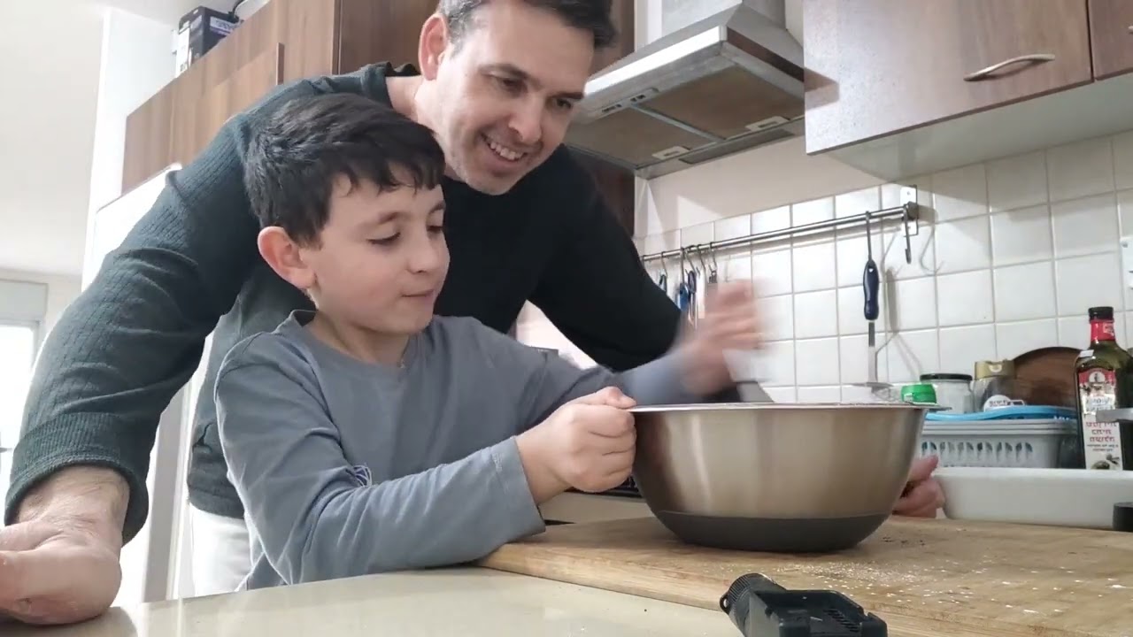 סהר מכין בראוניז עם שוקולד לבן