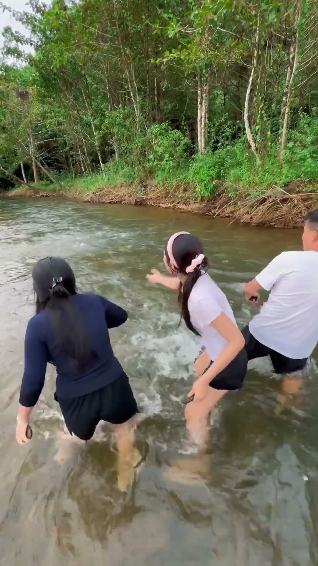 LNS - Thanh niên bị ném đá ở suối || stoned in the stream #shorts