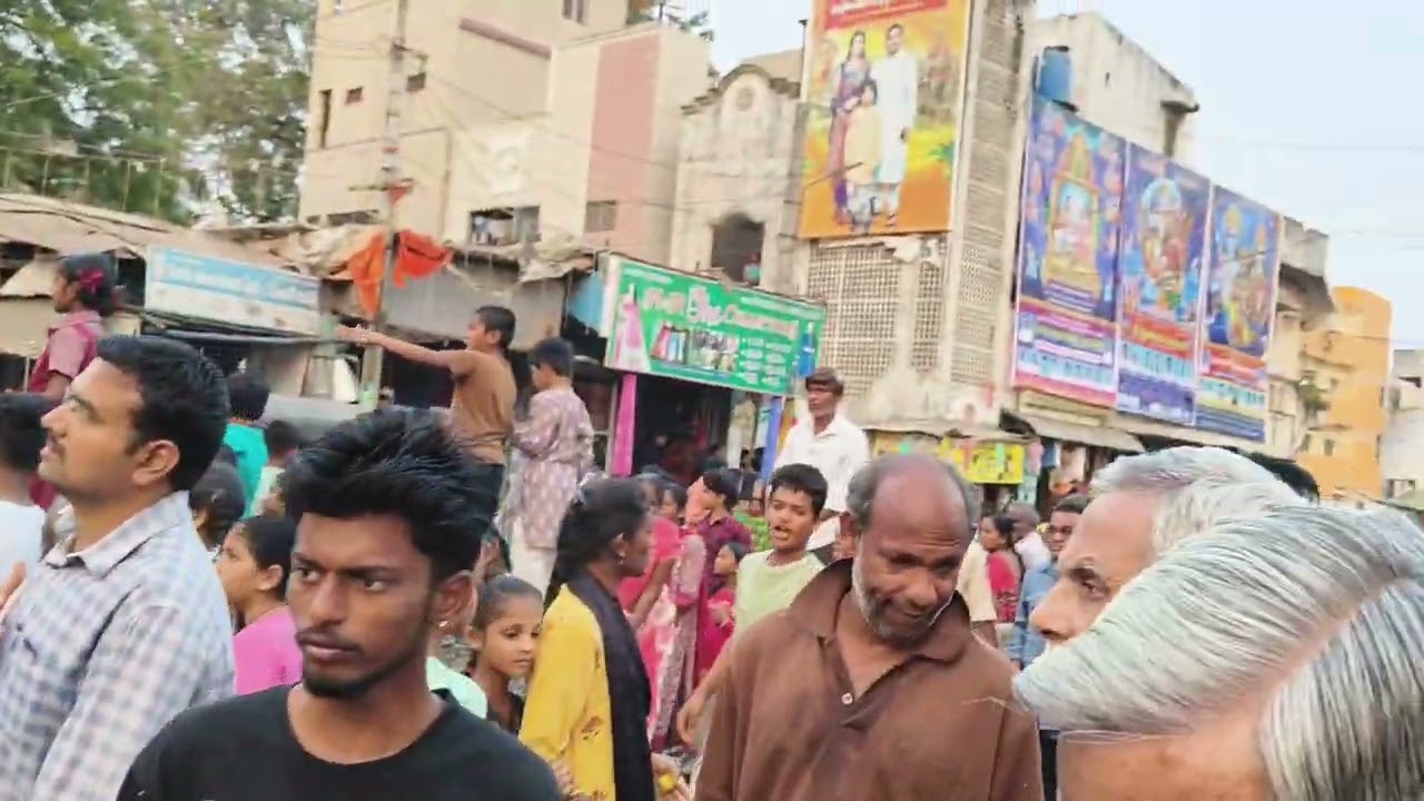 మంగళగిరి మహాశివరాత్రి సందర్భంగా చిన్న రథం లాగుతున్నారు