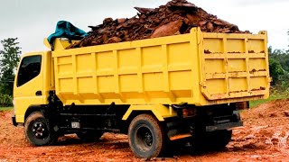 Dump Truk//Mobil DumpTruk Canter Bongkar Muatan saat Hujan