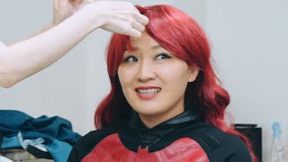 丸山桂里奈、「バットウーマン」の赤髪ウィッグに興奮「強そうですか？」　“変身”メーキング映像が公開