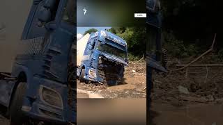 Thumbnail for Գիշերը՝ գետի մեջ, բեռնատարի թափքին. հայր ու որդի «հրաշքով» են փրկվել աղետից