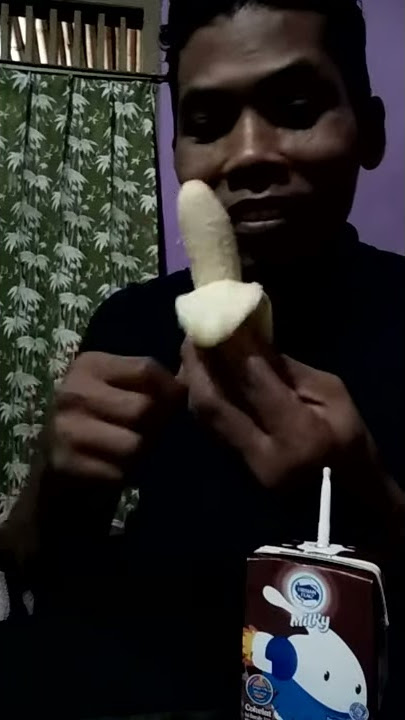 Cara makan pisang yang salah,