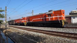 3192次區間車與7201次貨物列車通過大林鎮中興路地下道