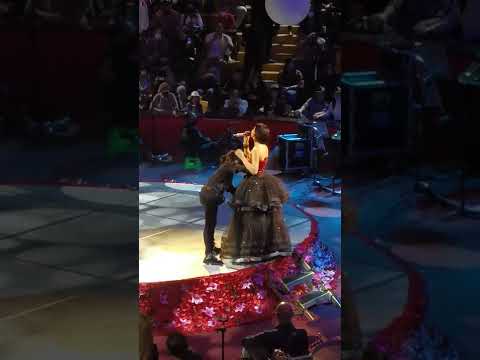 video completo de la caida de la falda de Angela aguilar, "hay donde me ven"