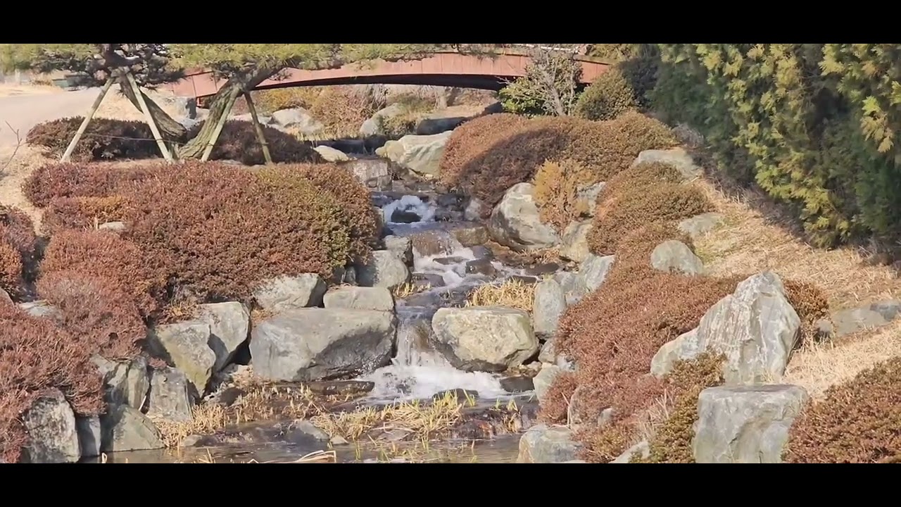 바위를 밀어내듯 흐르는 계곡물 누가 그 걸을 막으랴 부딪히면 소리 되고 막히면 돌아가며 끝내 만든다.