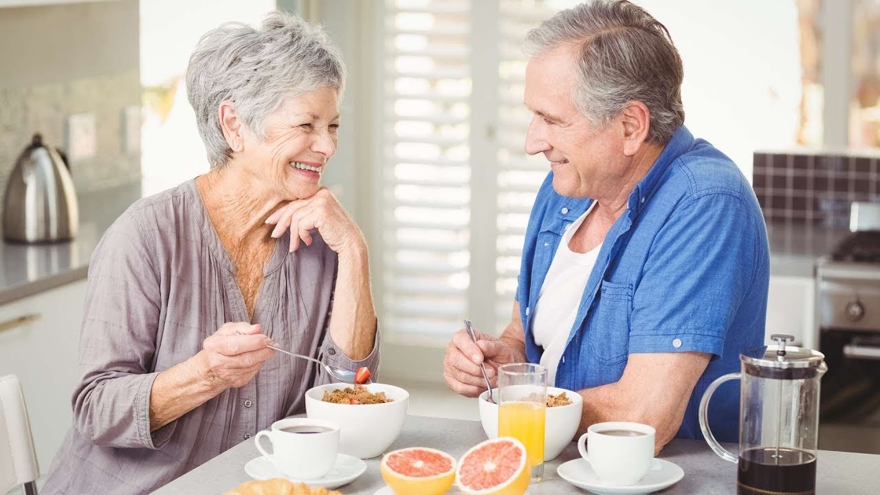 Питания лиц пожилого возраста. Питание пожилых людей. Правильное питание для пожилых. Пожилые люди едят. Диетотерапия пожилых.