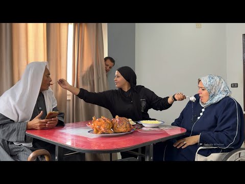 عزم امه وحماه واستخبى عشان يشوف مراته هتعاملهم ازاى وطلقها فورا