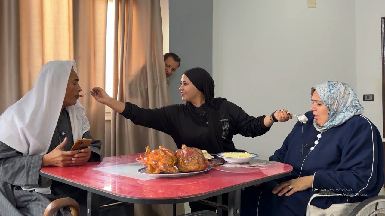 عزم امه وحماه واستخبى عشان يشوف مراته هتعاملهم ازاى وطلقها فورا