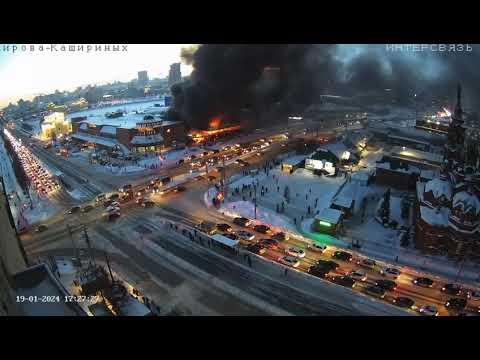 В центре Челябинска горит рынок.