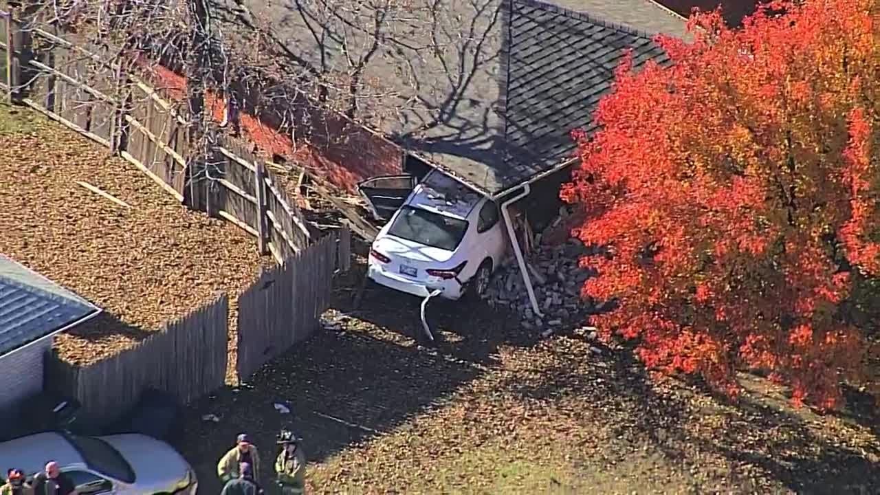 Car crashes into Oklahoma City home - YouTube