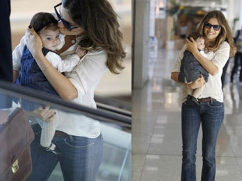Grazi Massafera paparica a filha Sofia em aeroporto carioca