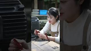 The Tea Leaf Crushing Machine Was Repaired By The Girl,