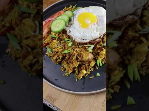 Video: Cum să mănânci Nasi Goreng, orezul prăjit din Indonezia