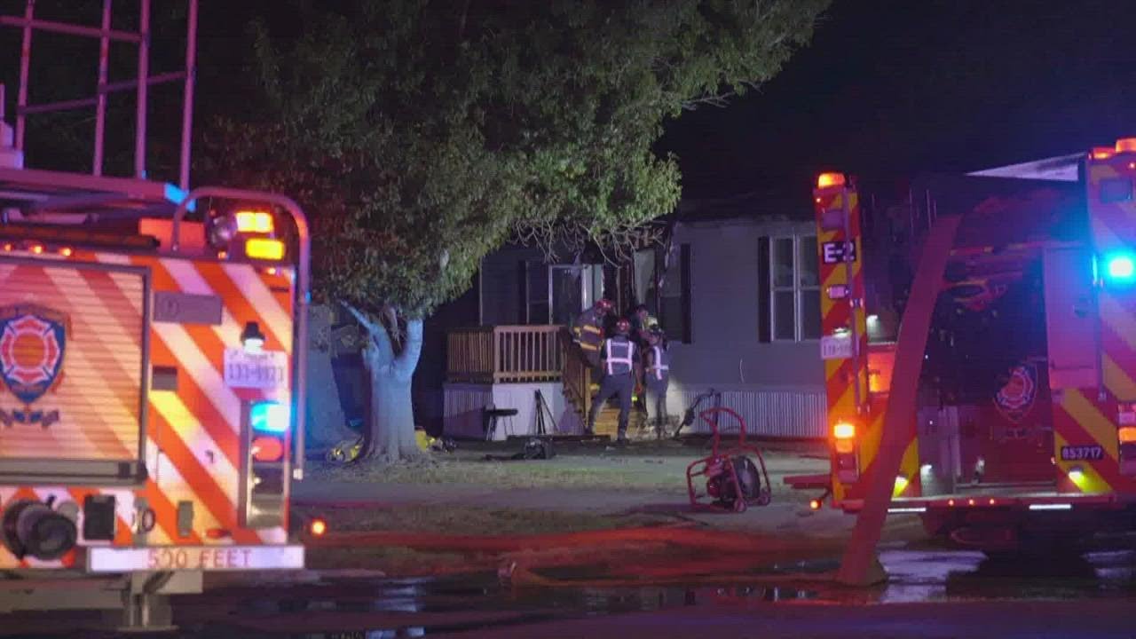 Family displaced after fire destroys south San Antonio home - YouTube